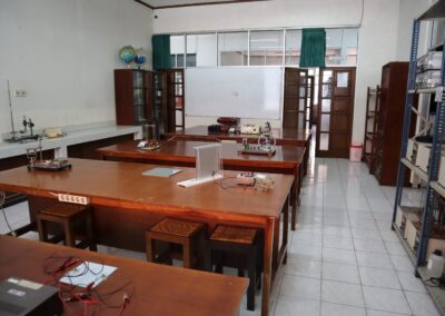 Ruang Laboratorium Fisika FMIPA UM