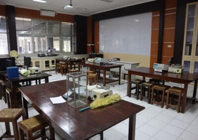 Ruang Laboratorium Fisika FMIPA UM